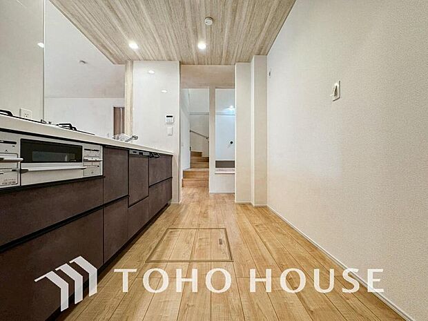 キッチンの収納は、デッドスペースになりやすい箇所を有効活用できる、スライド式収納を採用しました。