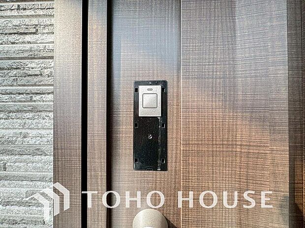 ICチップを用いたカードやボタンなどで玄関扉の鍵の施錠・解錠が出来る設備。