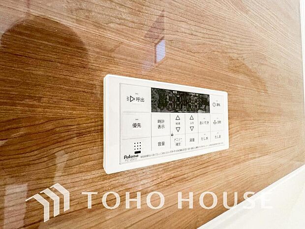 お風呂場と台所に操作リモコンがあり、キッチン近くにある給湯リモコンは、お料理の最中でもリビングで寛いでいるなかでもボタン一つで簡単に沸かせて便利ですね。