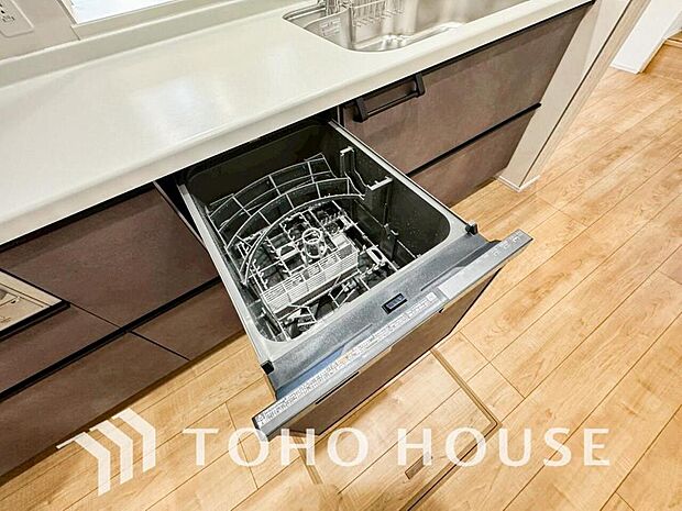 「ビルトインタイプ食器洗乾燥機」通常の手洗いでは使用出来ないほど高温のお湯や高圧水流を使うことにより汚れを効果的に落とすことができる。