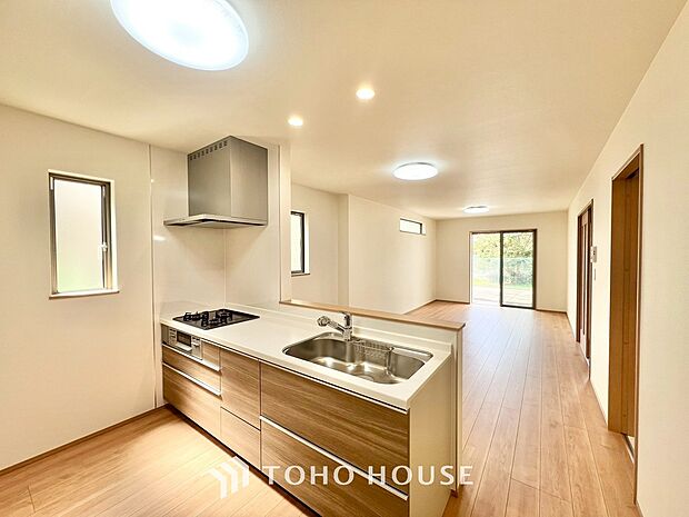 大型の冷蔵庫やレンジボードもしっかり置ける広々としたキッチンスペース。