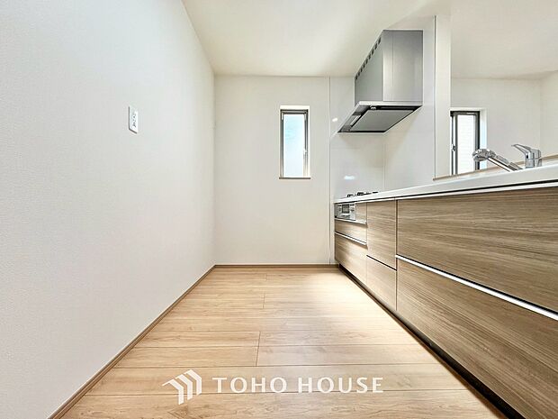 美しく使いやすいキッチン空間。優しい温もりを醸し出すキッチンは料理の為の配慮を随所に注ぎました。