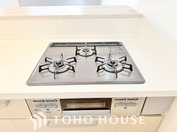 3口コンロは一度に複数のお料理を作ることができるメリットがあります。毎日のキッチンタイムを効率よく。