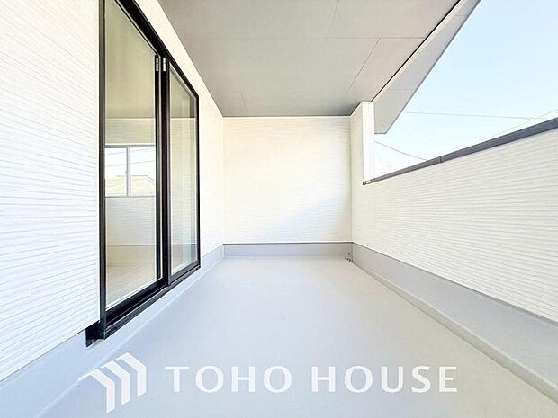 頬をなでる優しい風を感じることが出来るバルコニー。つい深呼吸をしたくなる気持ちの良い眺望です。