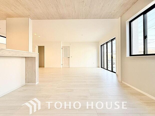 造りこんだ空間演出の妙が生み出す光と質のハーモニーはこの住宅のクオリティの良さを実感させてくれます。