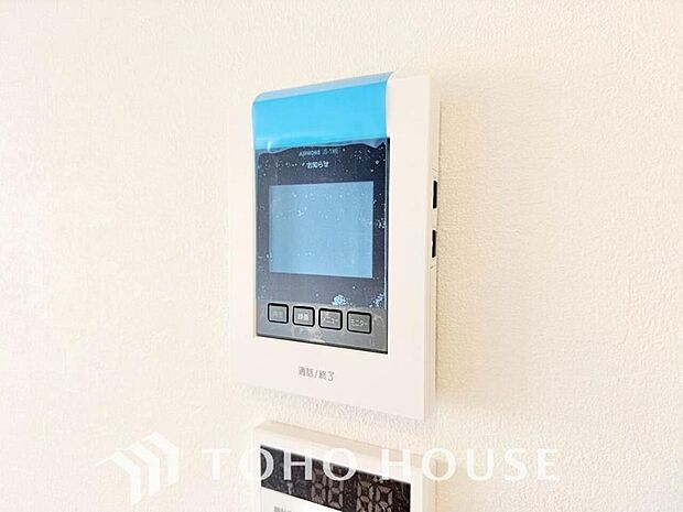 誰が来てもわかる様にモニター付きインターホンを設置。家事導線を考慮した個所に設置し、防犯性と利便性に優れ快適と安らぎを合わせた優しい設計。