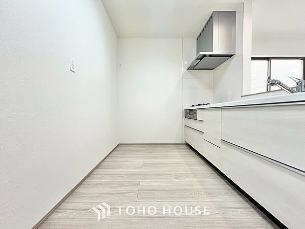 美しく使いやすいキッチン空間。優しい温もりを醸し出すキッチンは料理の為の配慮を随所に注ぎました。