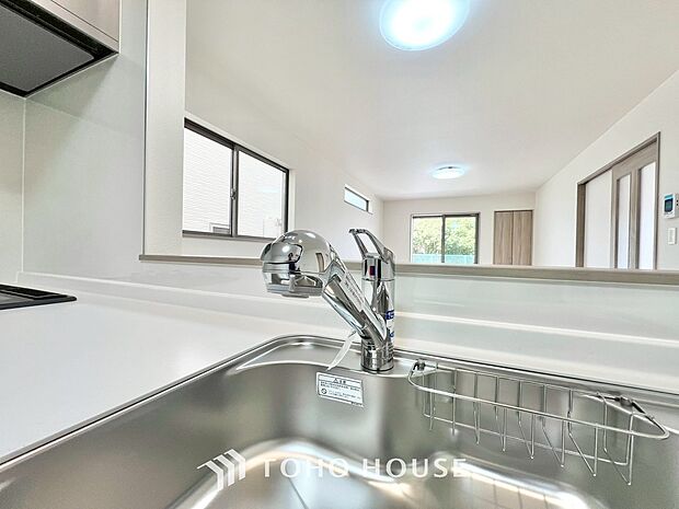 浄水器ボタンひとつで浄水と原水に切り替えられる浄水器一体型水栓を使用。