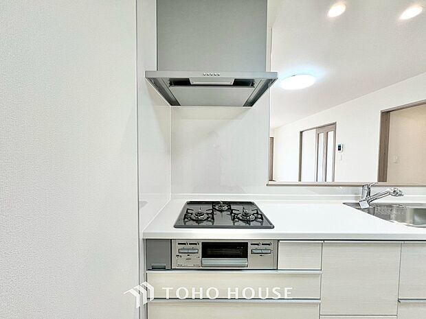 スリムタイプのレンジフードはスタイリッシュで、掃除が簡単なメリットもあります。