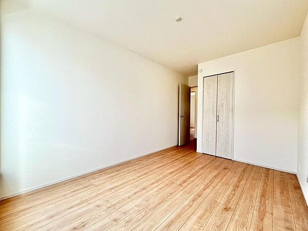 一日の疲れを癒やしてくれる主寝室。時を忘れて過ごす場所として過ごせるお部屋。