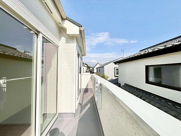 夜空の煌めきや、室内への通風や採光へ一役。ガーデニング等も充分に楽しめる広さを確保しております。