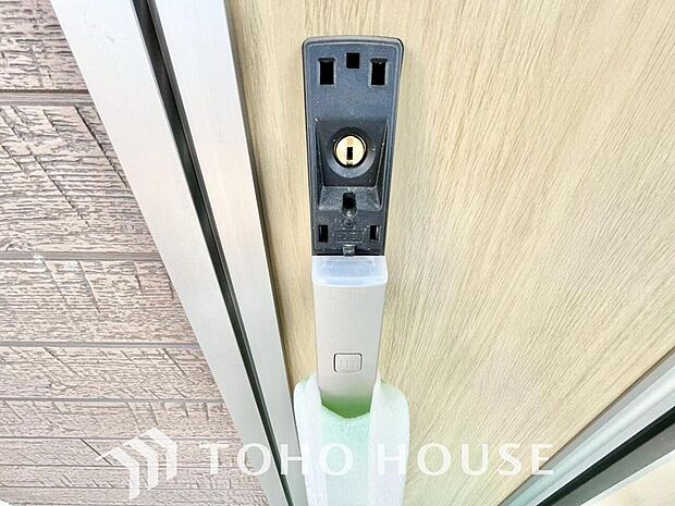 防犯対策への意識が高まっている最近では、補助錠として鍵穴のない電子錠を選ぶ方も増えています。