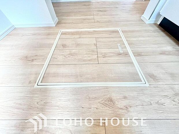 食品ストックや非常食・保存食の保管庫として活用できます。住まいの床下点検口としての役割もあります。