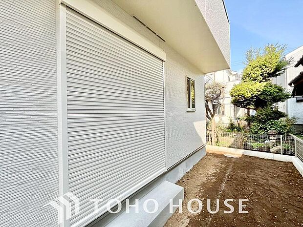 台風などの激しい雨風からお家を守るのはもちろん、空き巣対策などの防犯抑止や防音にも効果を発揮します。