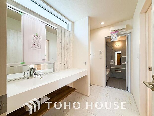 手で洗いたい大切な服など、広く使えると助かる洗面台は汚れの付きにくい形状と素材で造られております。