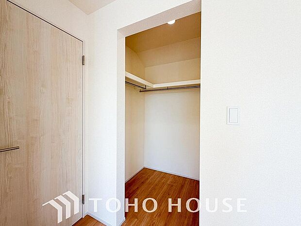 大容量のウォークインクローゼット。大きさ＆広さの感覚が画像では伝わりづらいので是非現地をご覧下さい。