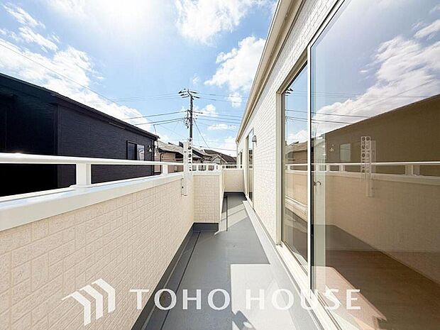 頬をなでる優しい風を感じることが出来るバルコニー。つい深呼吸をしたくなる気持ちの良い眺望です。