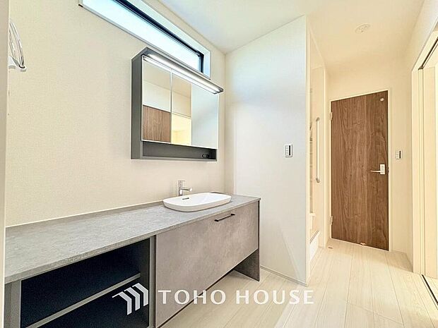 身だしなみのチェックがしやすい大きな鏡、下には収納がたっぷり。スッキリとした空間を演出いたします。