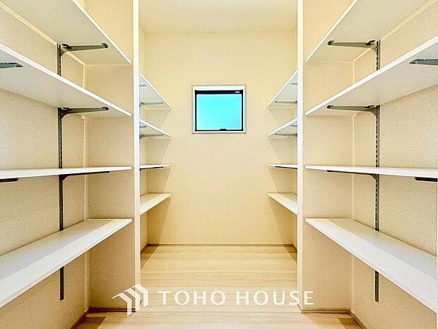 忙しい共働き世帯など、食品の買い置きや日用品のストックに大変便利なパントリー収納が備わってます。