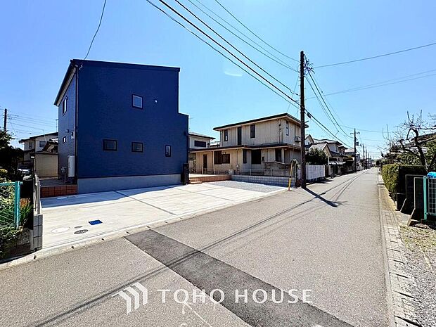 街並みの風景に包み込まれながら、瀟洒な印象も湛えて佇みます。