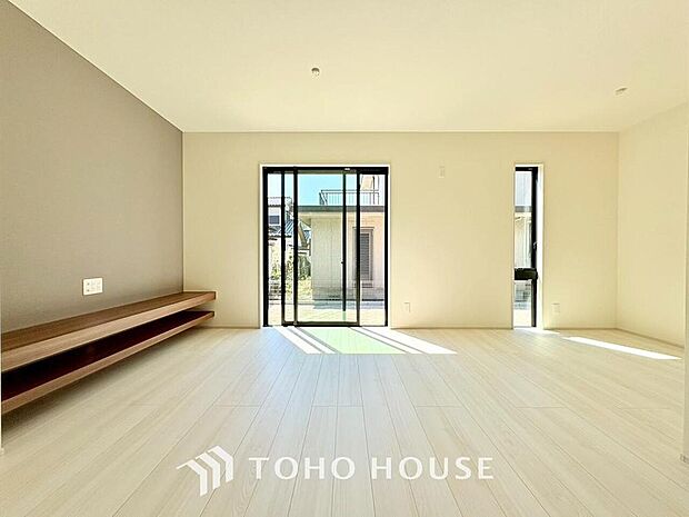 光が注がれる青い空から鮮やかに赤色にゆっくりと染まる。そんな優しい時間がここでは流れてゆく。