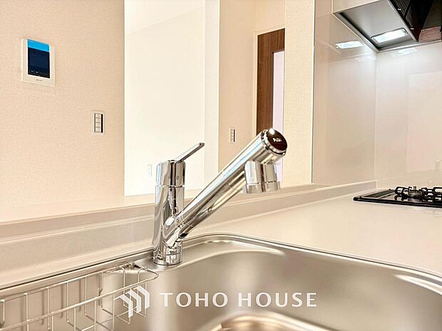 ワンタッチで浄水と原水を切り替えできる浄水器一体型水栓は水道水に含まれる有害物質を除去してくれます。