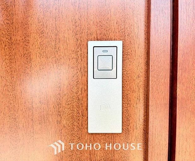 ICチップを用いたカードキー等で玄関扉の施錠&解錠が出来る設備。最近は鍵穴の無いドアも増えてます。