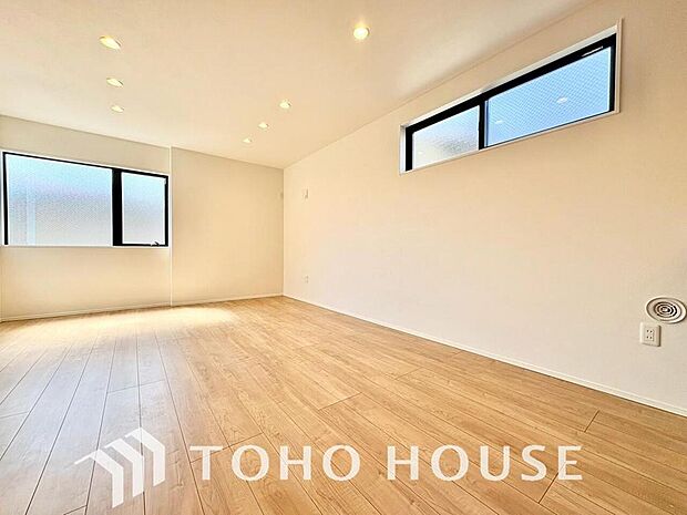 リビングも広く設け、訪れる人々を暖かく迎えてくれます。