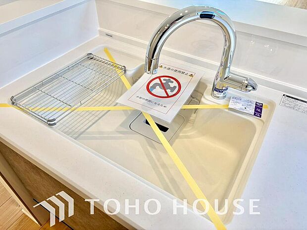 水栓に直接手を触れることなく吐水／止水の切り替えができる便利なタッチレス水栓が標準装備されています。
