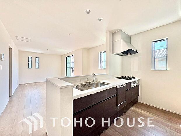 夫婦そろってキッチンに立っても調理がしやすく余裕の広さ。家事をしながら会話も弾みます。