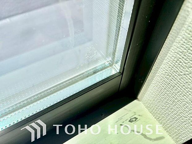 二層のガラスの間に空気層や特殊ガス層を作ることで断熱性能や結露防止効果を高めたサッシを装備してます。