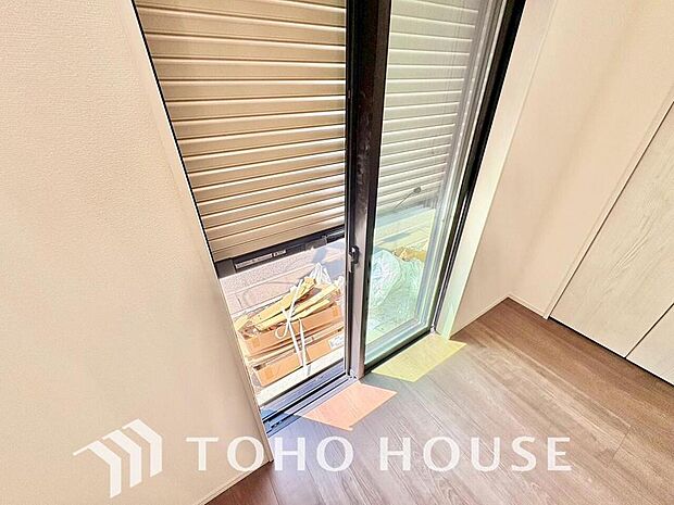 台風などの激しい雨風からお家を守るのはもちろん、空き巣対策などの防犯抑止や防音にも効果を発揮します。