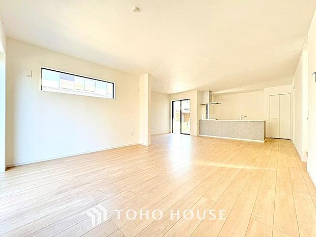 リビングも広く設け、訪れる人々を暖かく迎えてくれます。 