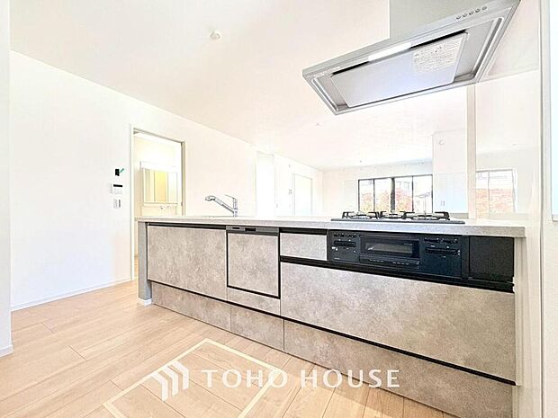 キッチンの収納は、デッドスペースになりやすい箇所を有効活用できる、スライド式収納を採用しました。