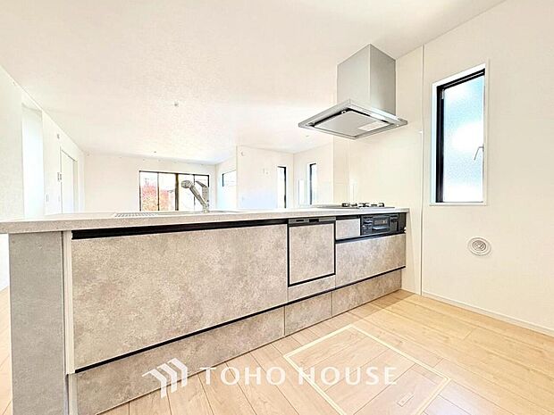 広々キッチンを採用。みんなで作った料理を召し上がりながらの会話は、どのような物になるのでしょうか。