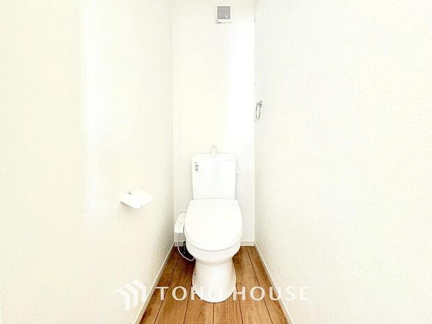 十分な広さと清潔感のあるカラーで纏まったおトイレ。時間に余裕とゆとりを持たせます。