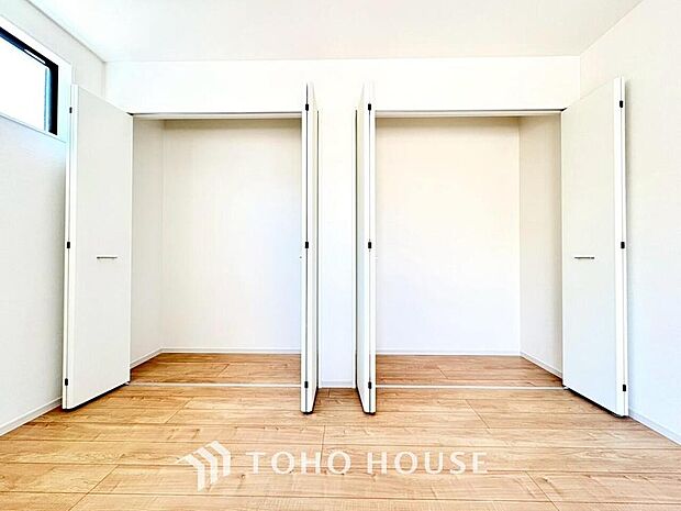 奥行きあるクローゼットを採用。衣装ケースや、掃除機といった物を収納できるような造りになっております。