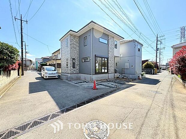 街並みの風景に包み込まれながら、瀟洒な印象も湛えて佇みます。