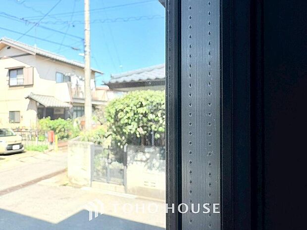 二層のガラスの間に空気層や特殊ガス層を作ることで断熱性能や結露防止効果を高めたサッシを装備してます。