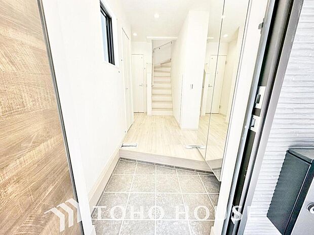 ゲストを招き、家族を迎える玄関は、ディスプレイや照明にこだわってみてはいかがでしょうか。