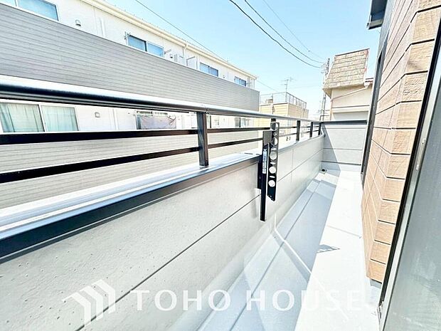 通風・採光に優れ、心地よい光と風があふれています。優しい陽射しが差し込むバルコニーとなっております。