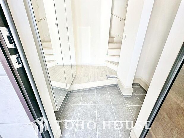 ゲストを招き、家族を迎える玄関は、ディスプレイや照明にこだわってみてはいかがでしょうか。