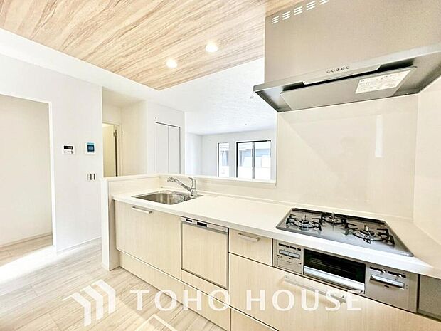 大型の冷蔵庫も配置できる広々としたキッチンスペースでお料理や家事をスムーズに進めることができます。