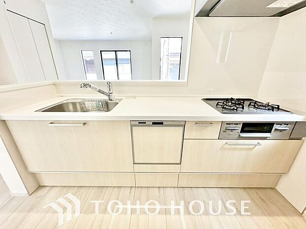 家族みんなでゆったりと調理や食事の準備ができる十分な広さを確保した、快適なキッチンスペース。