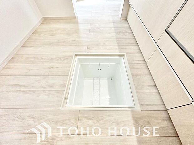 キッチン下部に設けた床下収納は、缶詰のストックや非常食、梅酒や味噌などの保存食入れとしての他、卓上プレートや季節家電などの物を仕舞うことが出来る便利な収納。