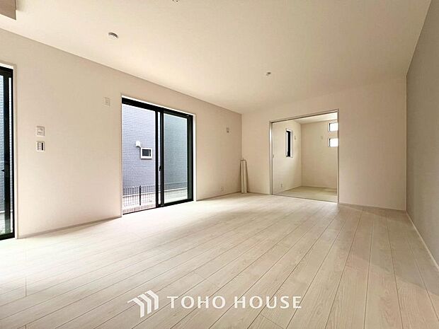 光が注がれる青い空から鮮やかに赤色にゆっくりと染まる。そんな優しい時間がここでは流れてゆく。