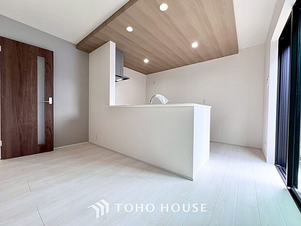 対面キッチンは、目線の先が空間の広がりのあるリビングやダイニングなので、開放感を感じられます。