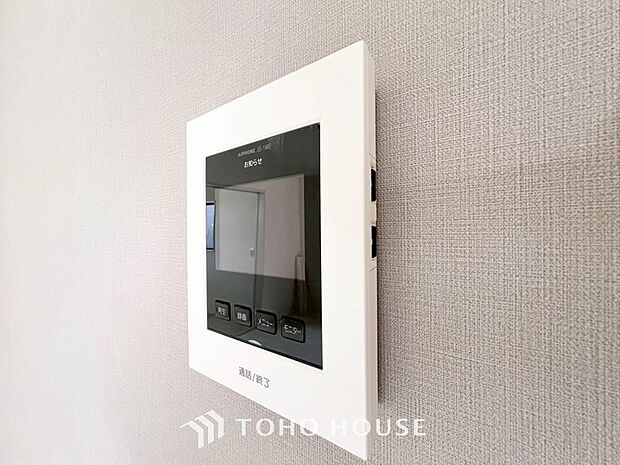 誰が来てもわかる様にモニター付きインターホンを設置。家事導線を考慮した個所に設置し、防犯性と利便性に優れ快適と安らぎを合わせた優しい設計。
