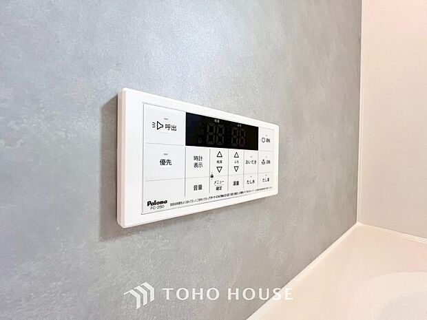 お風呂場と台所に操作リモコンがあり、キッチン近くにある給湯リモコンは、お料理の最中でもリビングで寛いでいるなかでもボタン一つで簡単に沸かせて便利ですね。