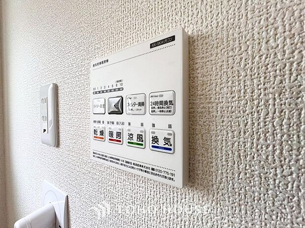 「浴室がジメジメしないので、掃除が楽になった」「幼い子供がいるので汚れものも多く、いつでも洗濯物を干せるのが安心」そんな声を多く頂いている便利機能の浴室乾燥機付きです。